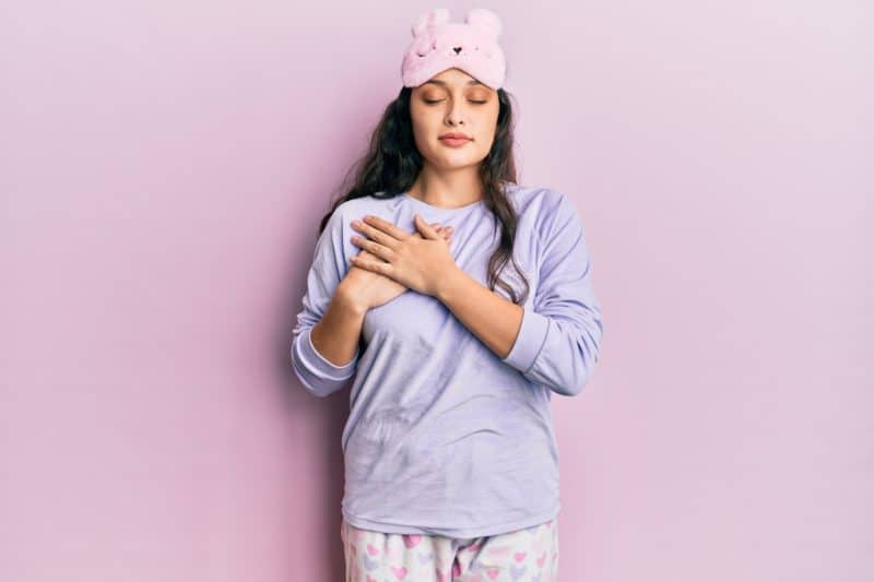woman-wearing-lilac-sleep-pajamas-doing-gratitude-affirmations-scaled