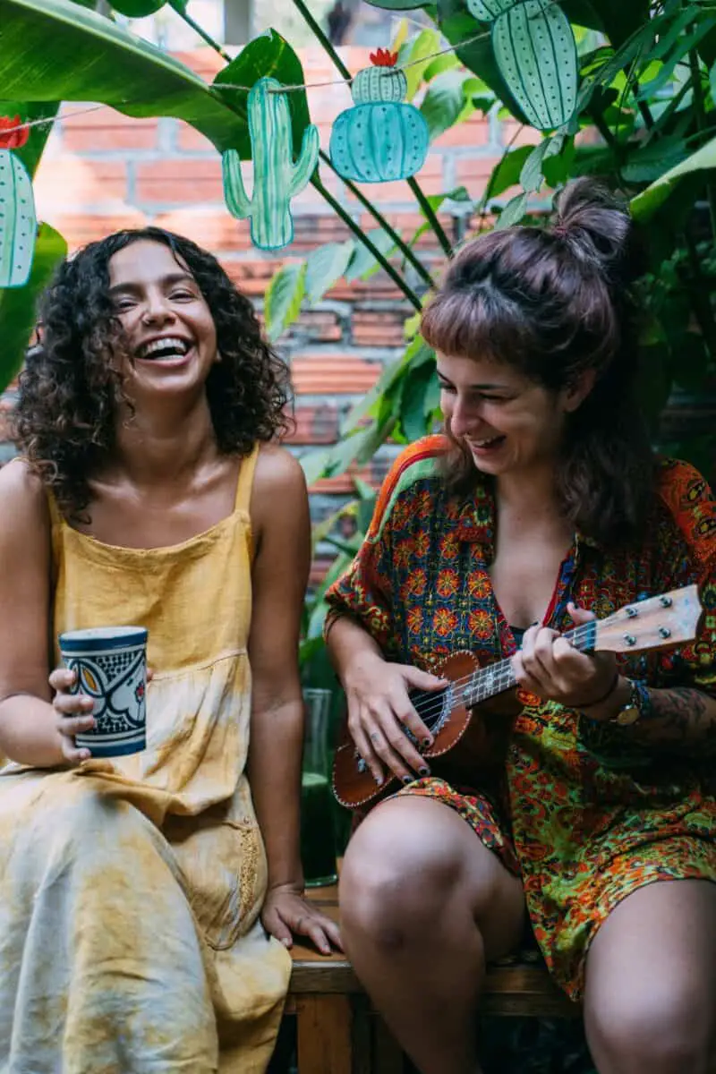 two-woman-singing-laughing-smiling-playing-ukalele