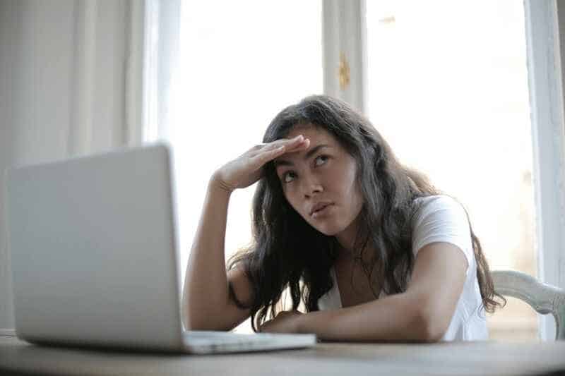 woman-looking-at-laptop-i-don't-have-enough-experience-limiting-belief